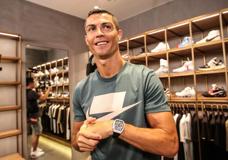 cr7-cristiano-ronaldo-sneaker-shopping